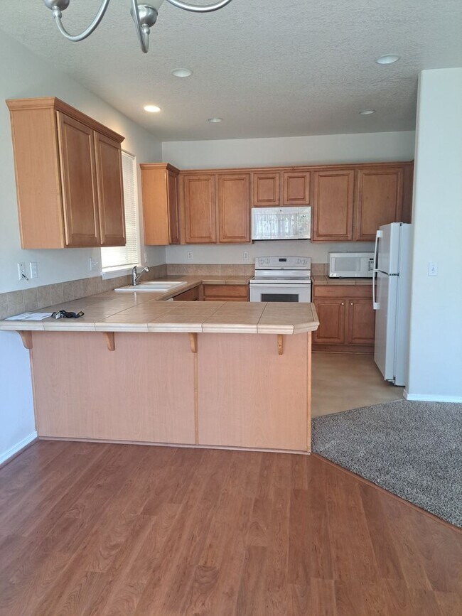 Building Photo - 3 Bedroom Home - Nice back yard -  no applications pending available now !