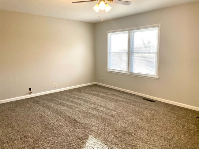 Building Photo - Fantastic Condo in established neighborhood