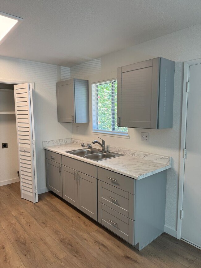 Building Photo - Newly renovated Cottage in Shasta Lake City!