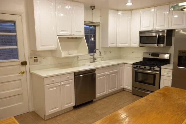 Building Photo - 9910 Crawford Ave