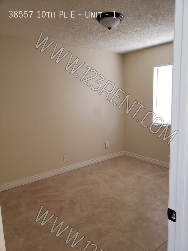 Building Photo - 1BD/ 1BTH 1ST FLOOR APT EAST PALMDALE