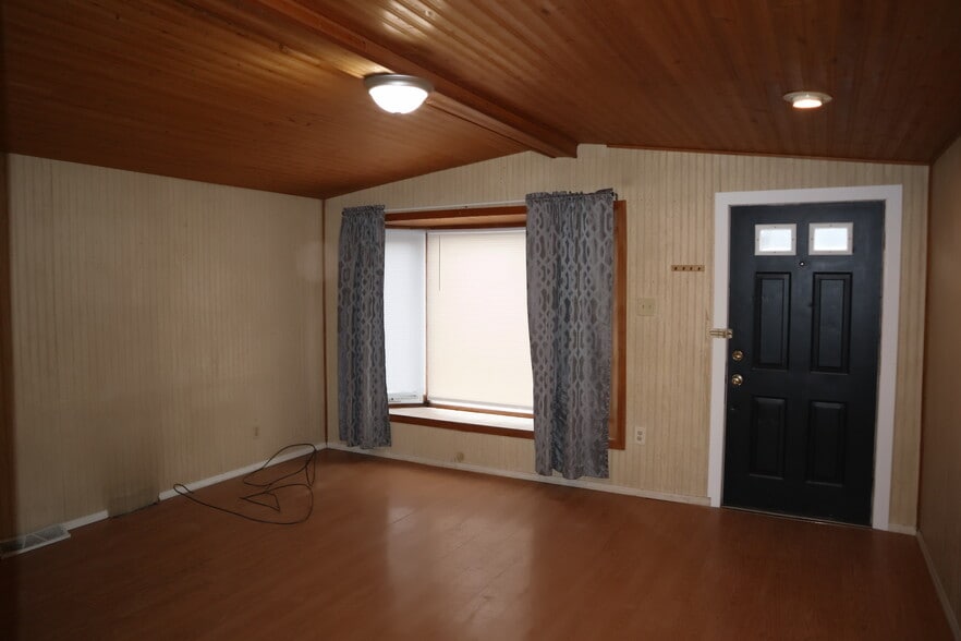 Building Photo - 504 Underwood Ave