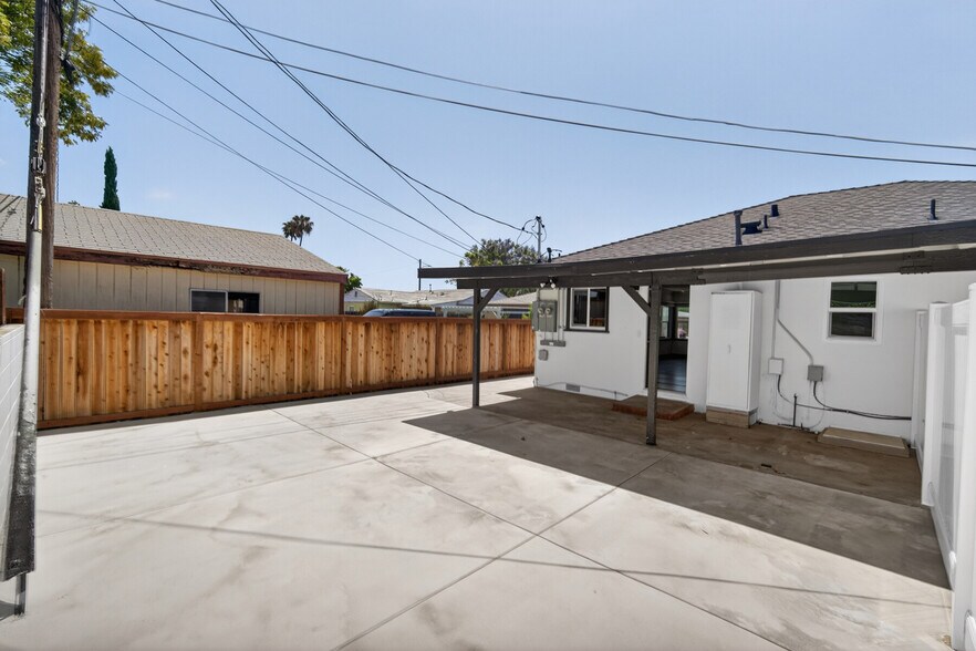 Building Photo - 1243 E Almond Ave