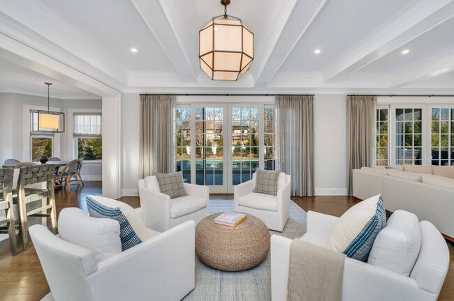 Building Photo - 21 Barn Ln