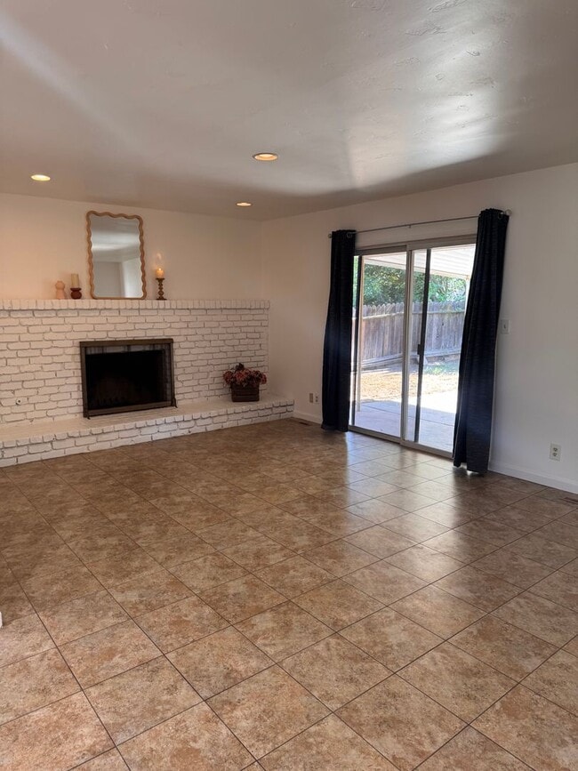 Building Photo - Spacious 3 Bedroom Fresno Home
