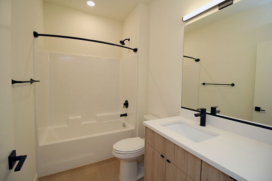 Building Photo - 7530 N Richmond Ave