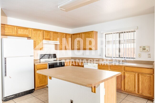 Building Photo - 1632 E Cardinal Dr