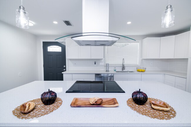 Building Photo - 6443 Lomand Ave