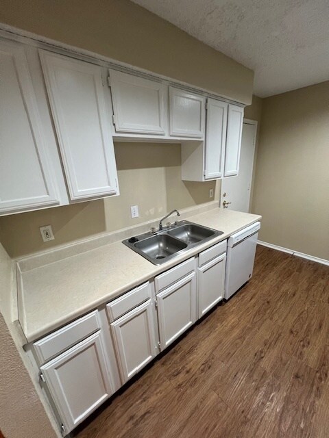 Building Photo - 1 Bedroom townhome w Fireplace & Garage
