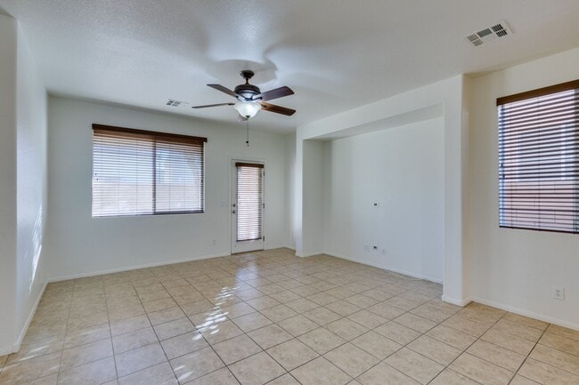 Building Photo - Great 3 bedroom house with a large loft an...