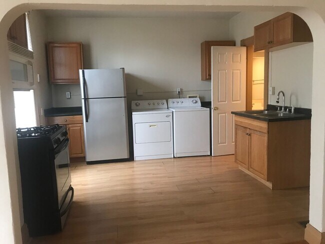 Building Photo - Downstairs unit....1 Bedroom 1 Bath