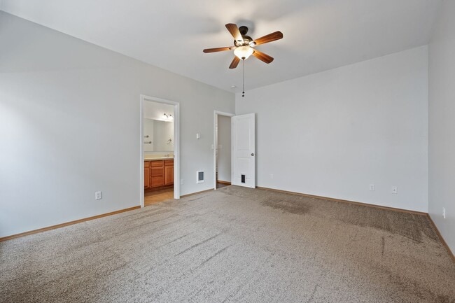 Building Photo - MOVE IN READY! 2 bed, 2 bath townhouse. No...
