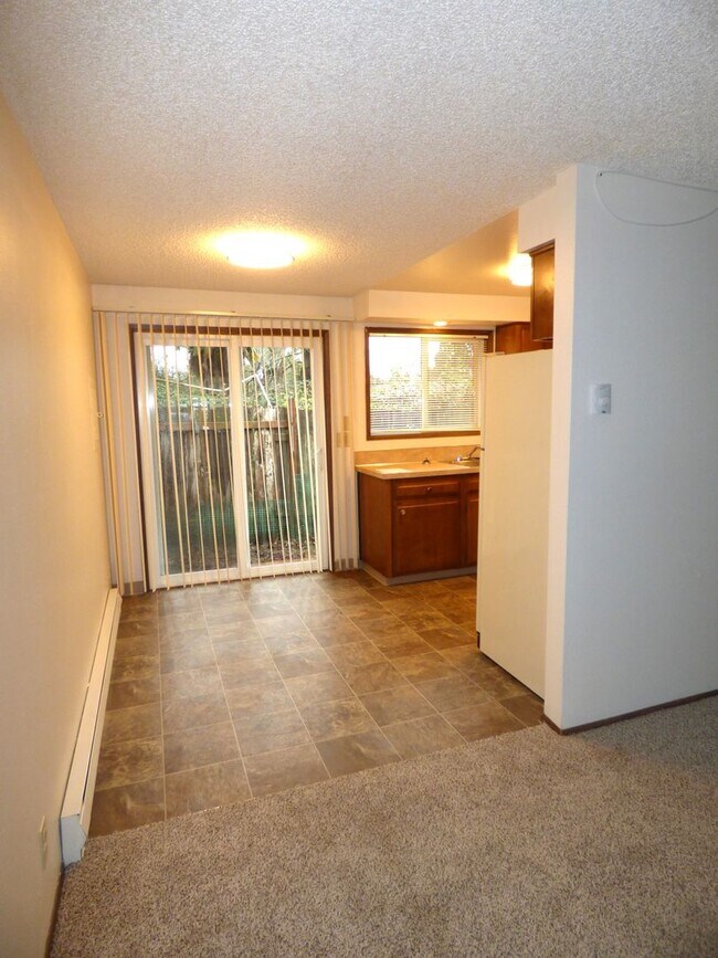 Building Photo - Rent Special: 1/2 Off April's Rent!! 2-bedroom Single Level Apartment