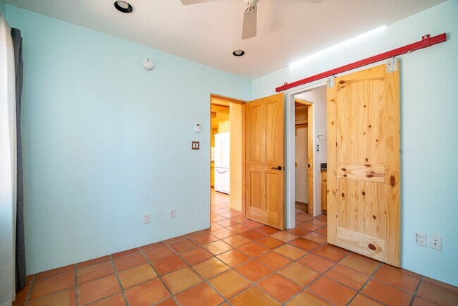 Building Photo - 723 B Gildersleeve St