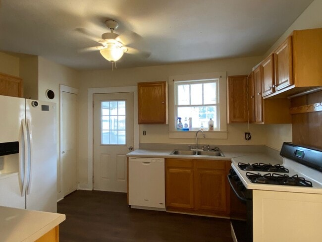 Building Photo - 2 Bedroom 1 Bath Home In Greenville !
