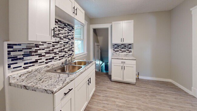 Building Photo - 3 Bed / 1 Bath in Cleveland!