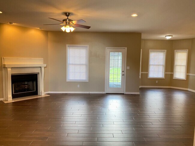 Building Photo - Beautiful Open Floor Plan.  3bed 2bath One...