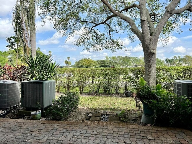 Building Photo - 10253 Vía Hibiscus