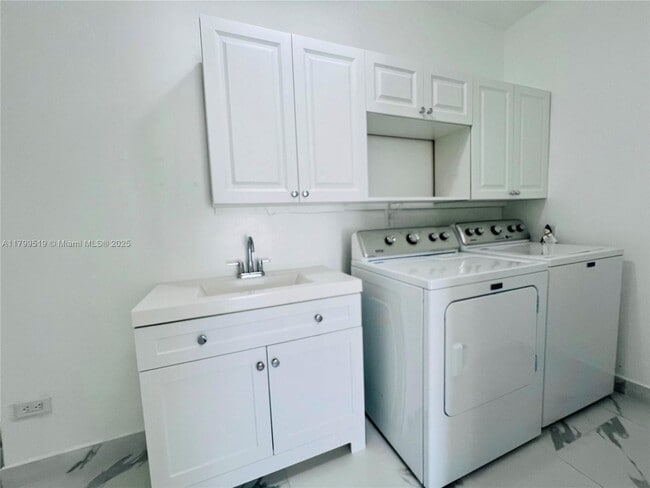 Building Photo - 1710 SW 98th Ct