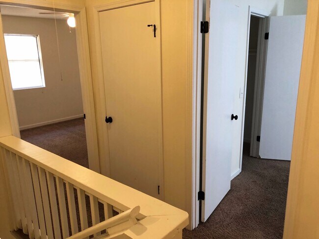 Building Photo - Newly Renovated Apartment at Village Green