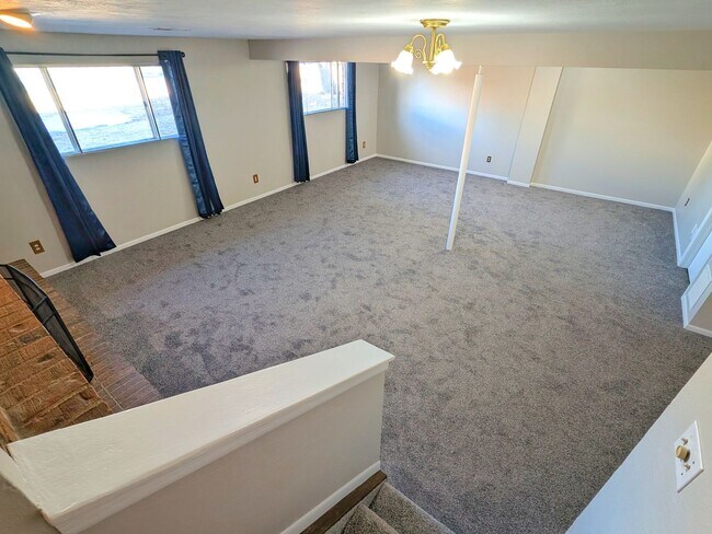 Building Photo - 5 Bedroom Three Bath, Great Location