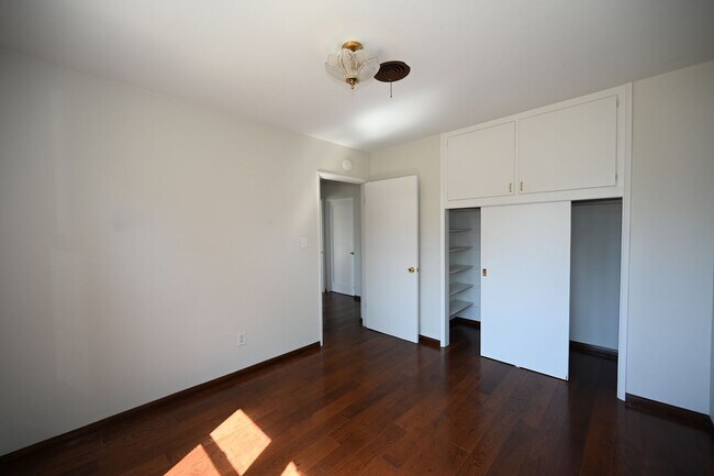 Building Photo - Beautiful Home with Gorgeous Views