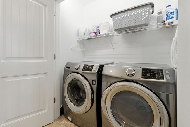 Building Photo - Immaculate Townhouse with Finished Basement