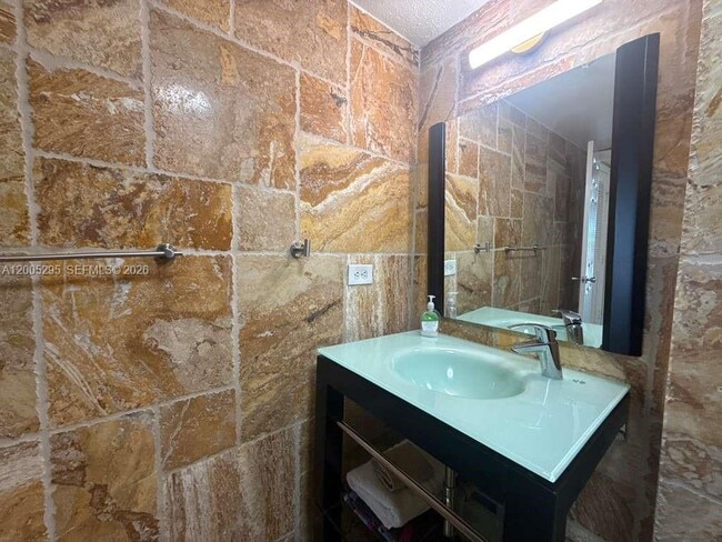 Building Photo - 1500 Bay Rd