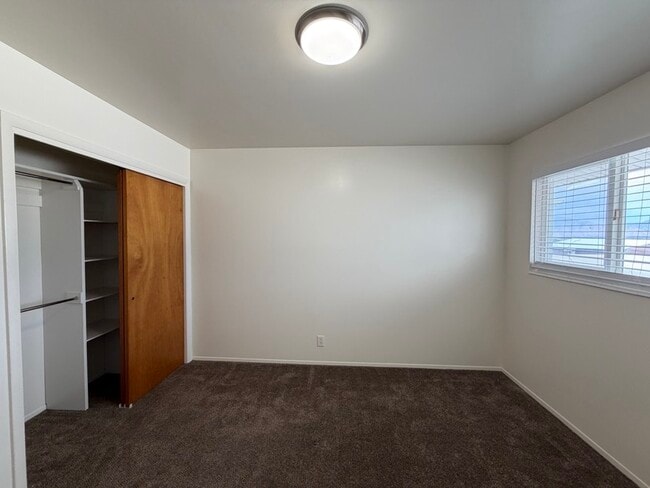 Building Photo - 744-746 E 200 N