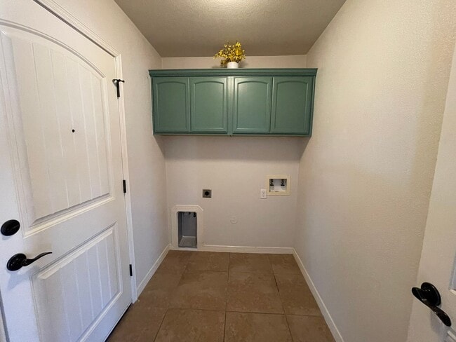 Building Photo - Charming East Side Gem – Prime Location Ne...