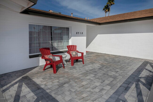 Building Photo - 8718 E Weldon Ave