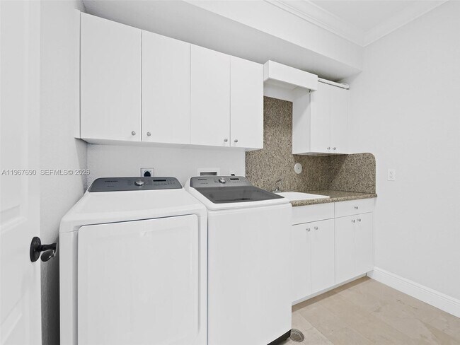 Building Photo - 827 SE 2nd Ct