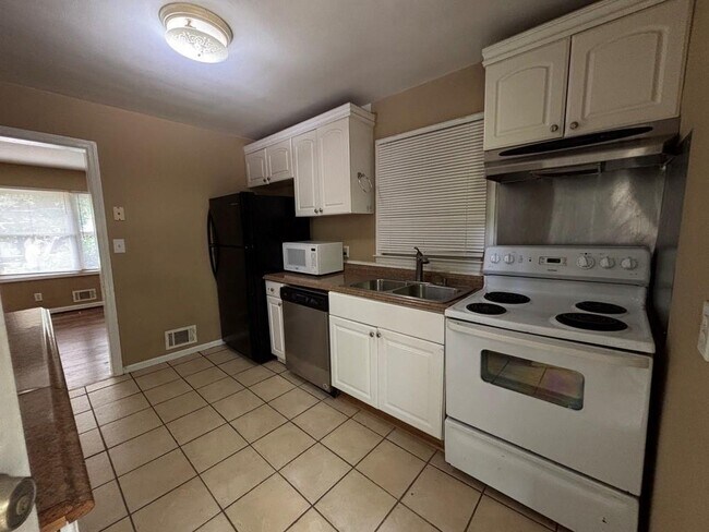 Building Photo - 2223 Dillard St