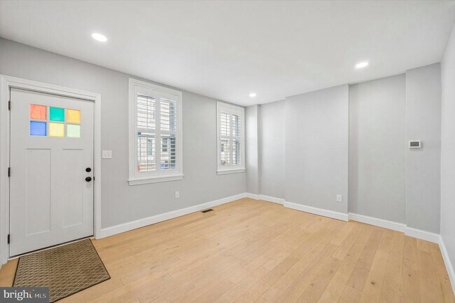 Building Photo - 4822 Ogle St