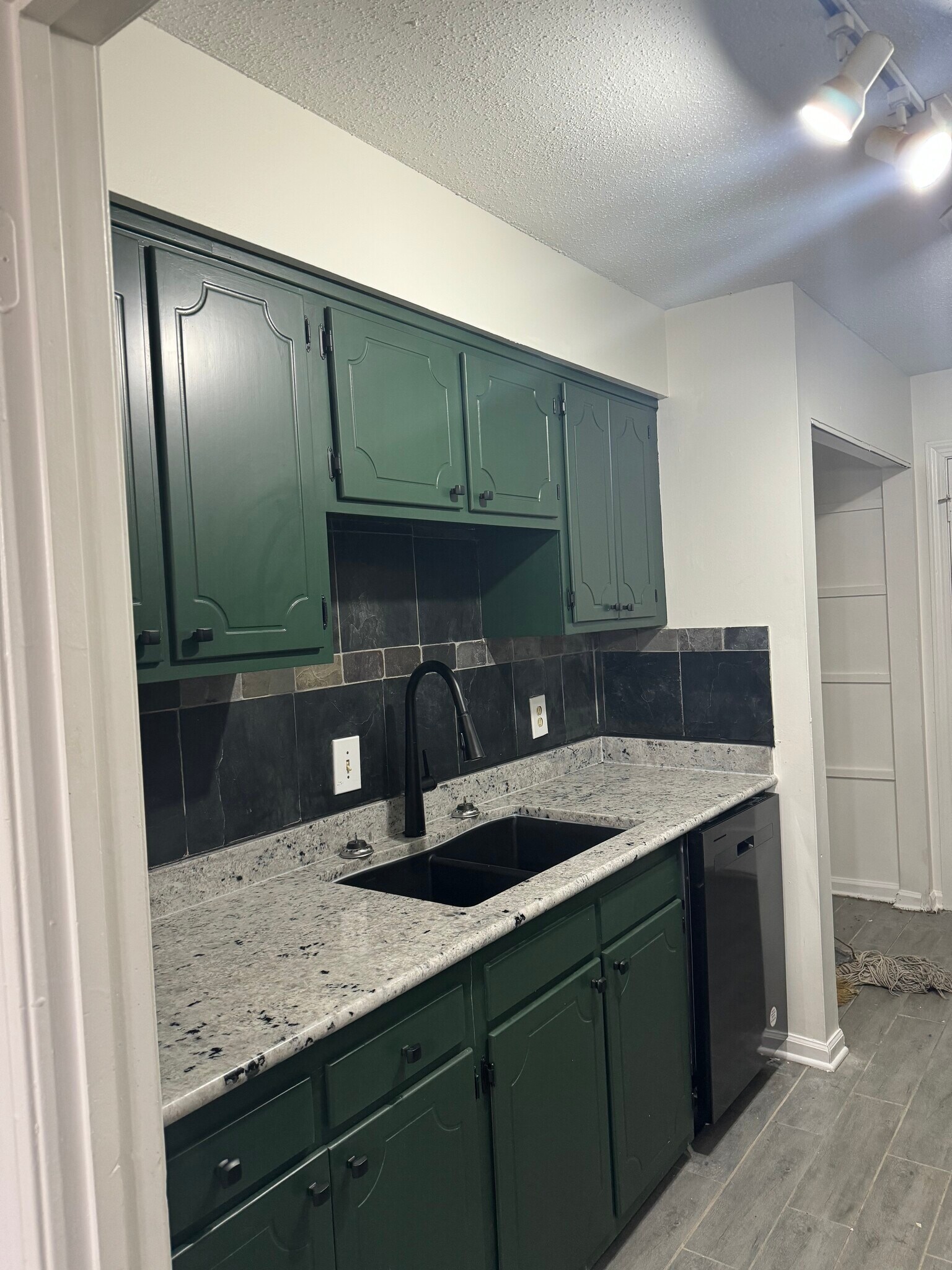 Kitchen - 146 Rue Fontaine