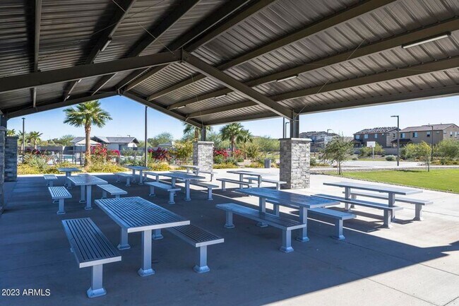Building Photo - Charming Newer 3 Bed 2 Bath Single Level H...