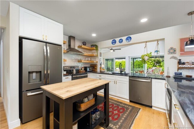 Building Photo - 533 SE Ocean Spray Terrace