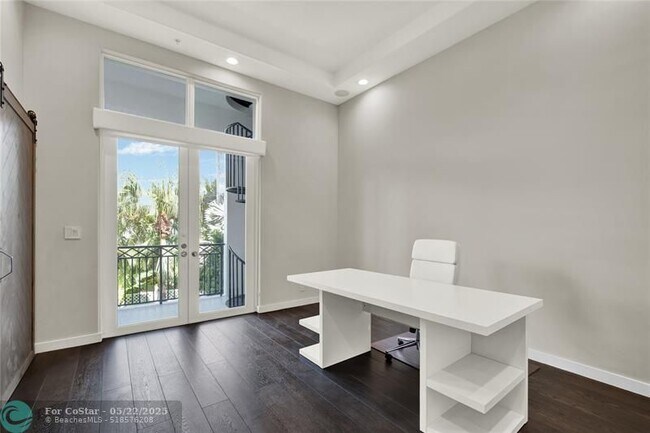 Building Photo - 425 N Ocean Blvd
