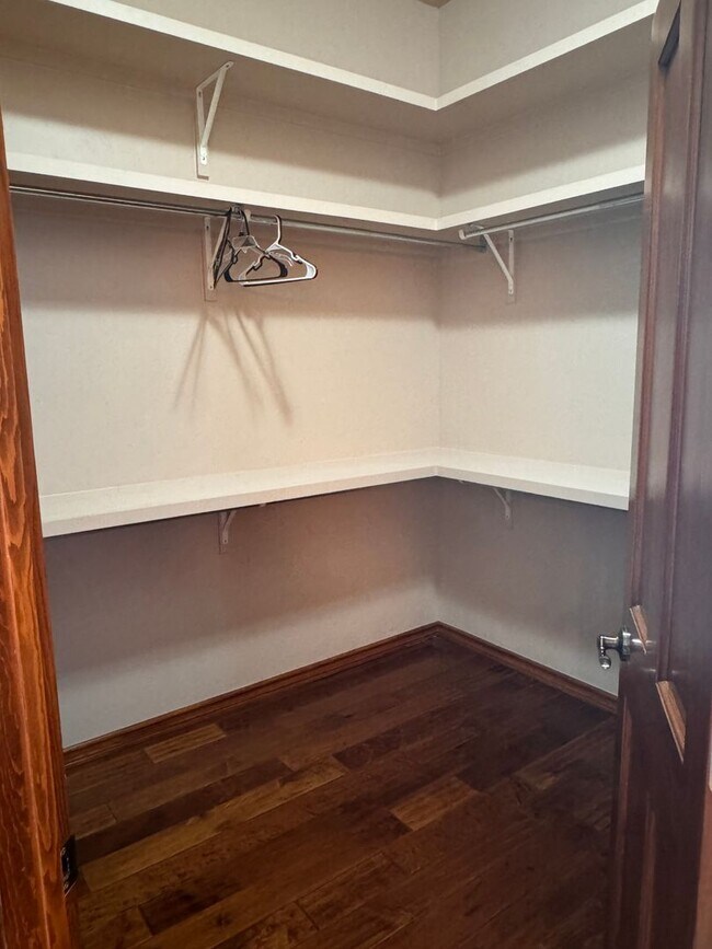 Building Photo - Gorgeous Fully Furnished rental on 1 acre,...