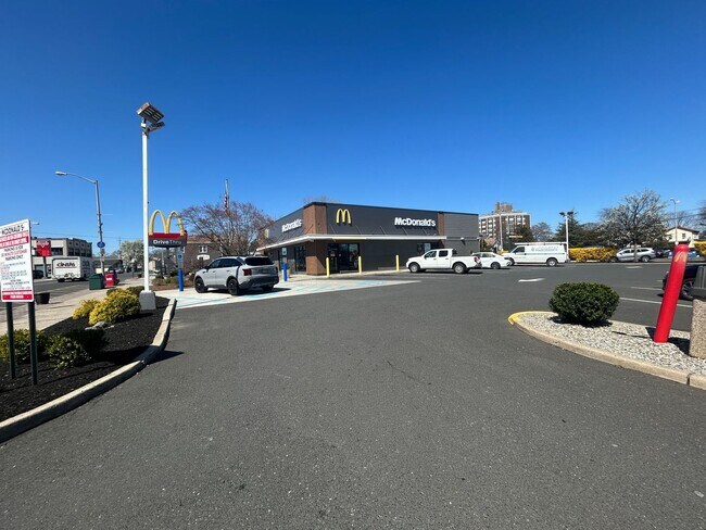 Building Photo - Large 5 Bedroom 2 Bathroom Single Family H...