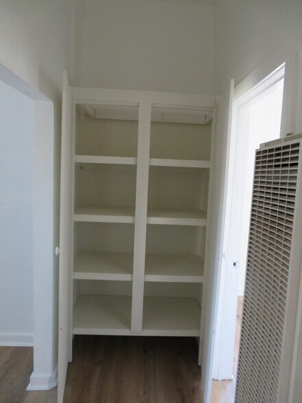 Building Photo - 154 E Colden Ave