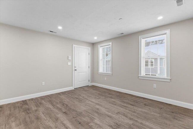 Building Photo - 202 Central St