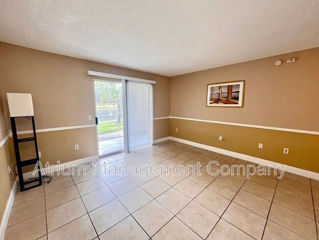 Building Photo - 9481 Highland Oak Dr