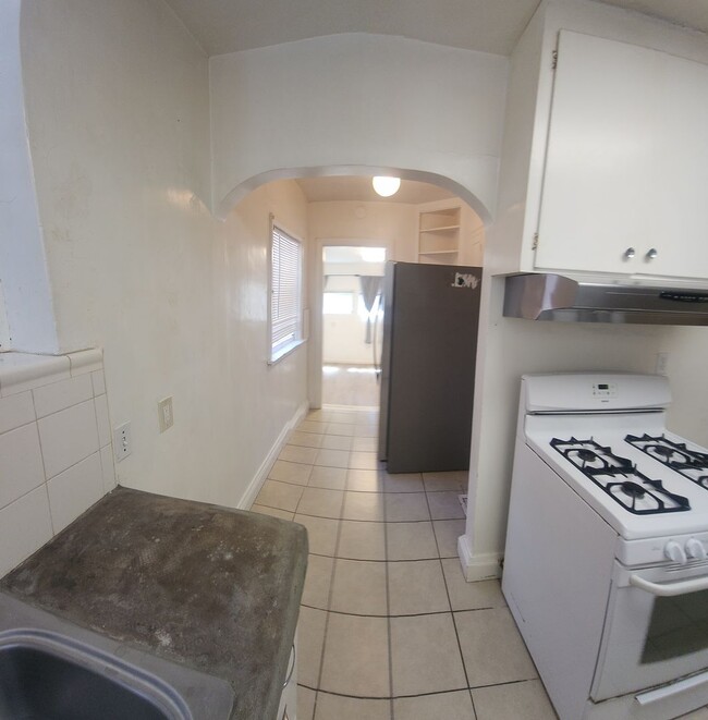 Building Photo - 7 Bedroom 3 bath home close to POLY!!!!