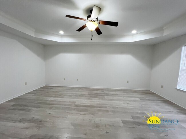 Building Photo - Custom details in this show stopping Crestview home!