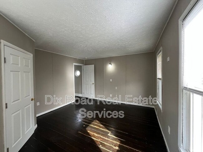 Building Photo - 305 Maple Ave