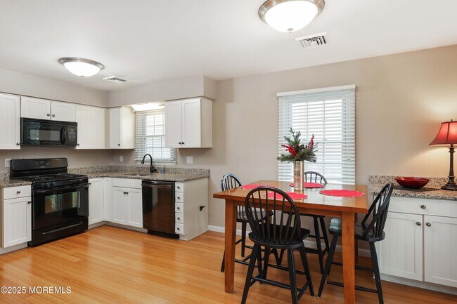 Building Photo - 41 Longpoint Dr