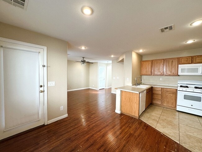 Building Photo - BEAUTIFUL 2 STORY HOME WITH HARDWOOD FLOORING! 3 BED 2 BATH, MASTER BEDROOM HAS ITS OWN PRIVATE B...