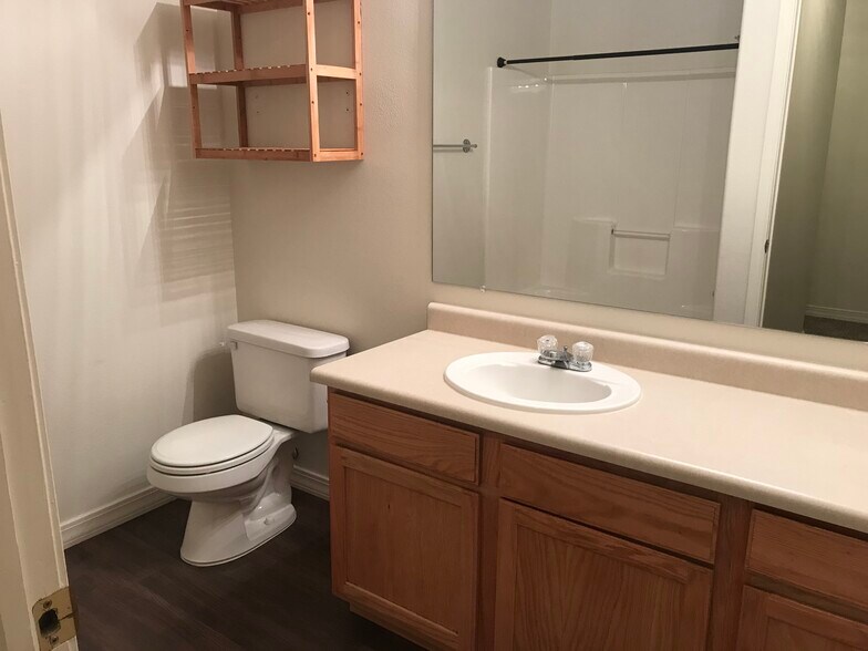 Building Photo - 4006 Cheyenne St #A