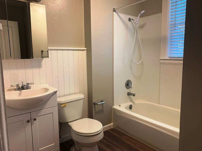 Building Photo - 950